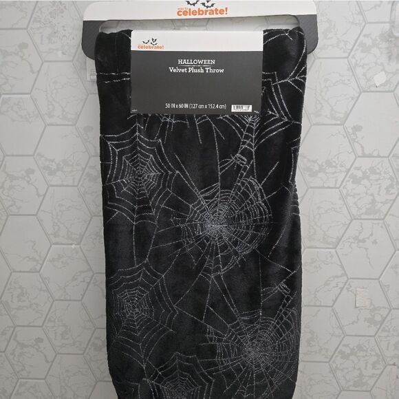 Halloween velvet plush throw blanket- Black w Silver Metallic Spiderwebs- 50x60 - Picture 5 of 8